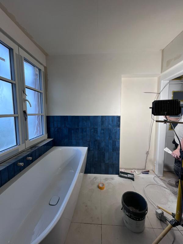 Bathroom in deep blue zellige detail