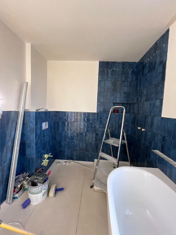 Bathroom in deep blue zellige detail
